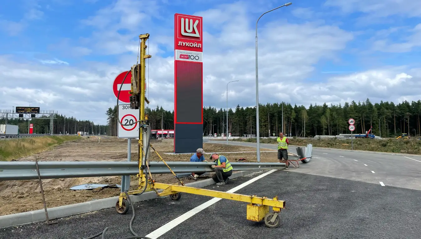 забивка барьерного ограждения установкой ППМ4-150 при обустройстве съездов к АЗС