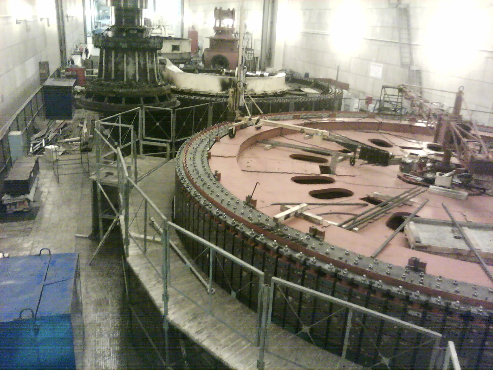 Стержень - дорн - протягивается через ситему отверстий