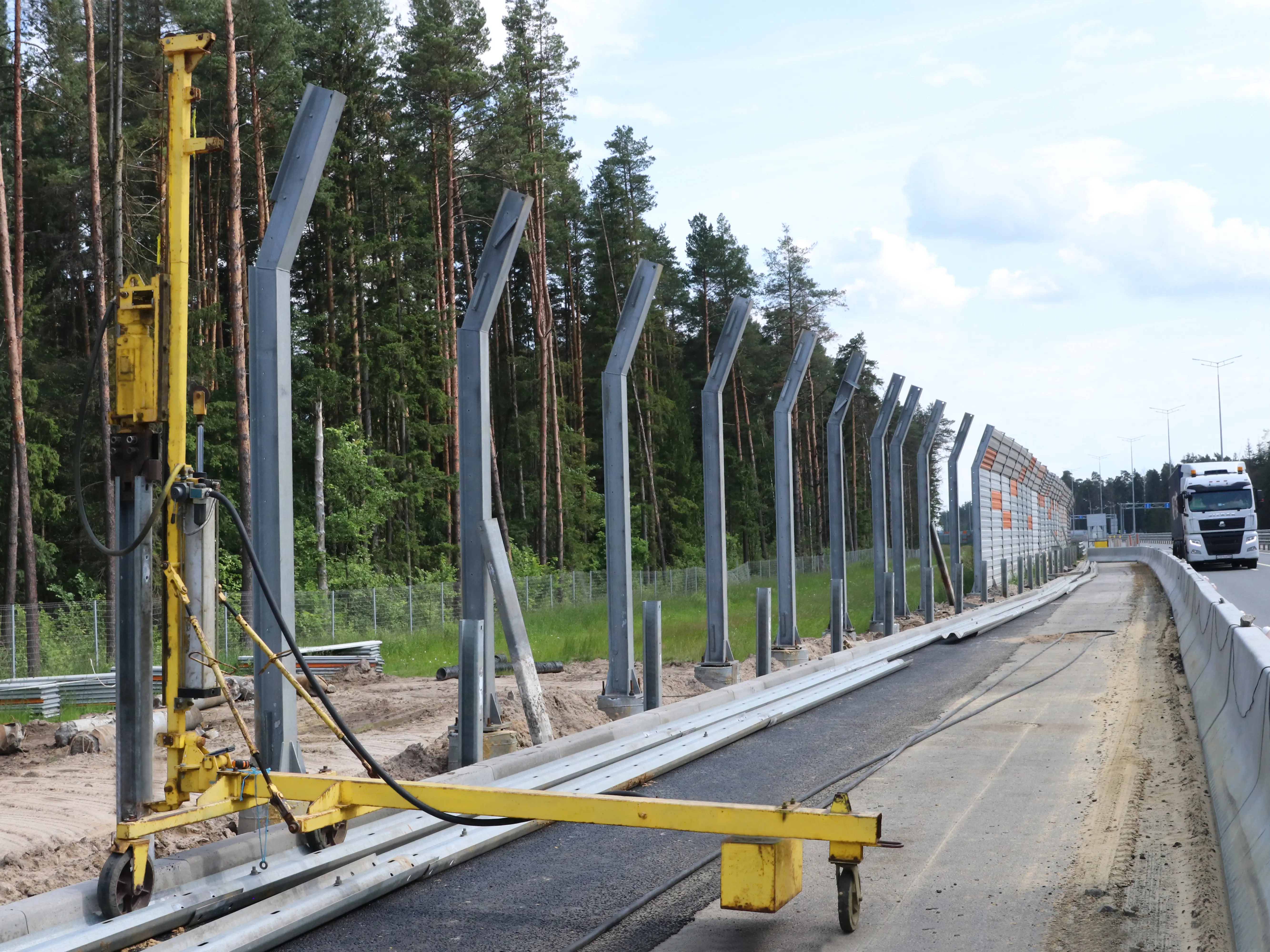 Аренда пневматического сваебойного копра ППМ для забивки ограждения на дороге на съездах к АЗС