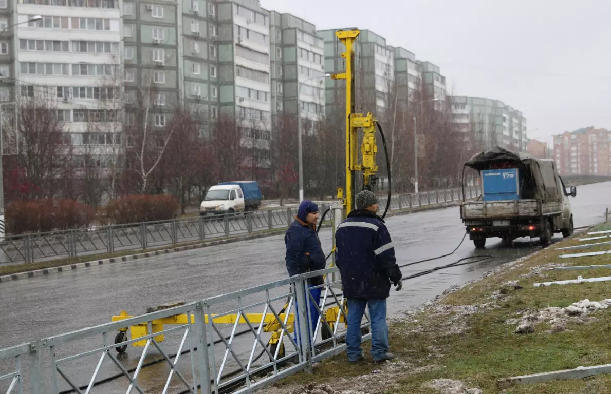 Сваебойная установка ППМ с компрессором - забивка стоек пешеходных ограждений