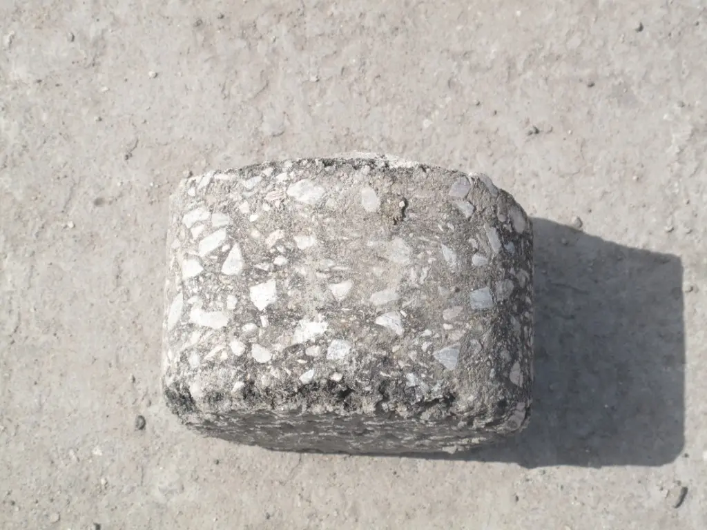Слой монолитного сцементированного бетона