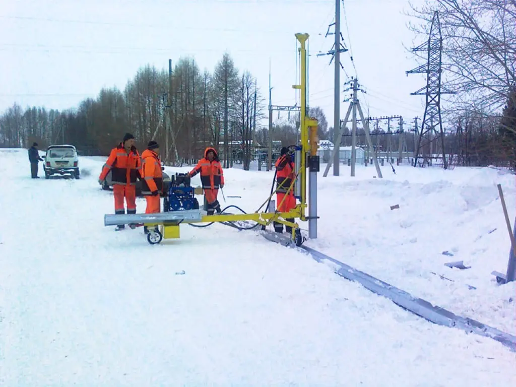 Установка дорожного огрждения зимой - копер ППМ 3.5